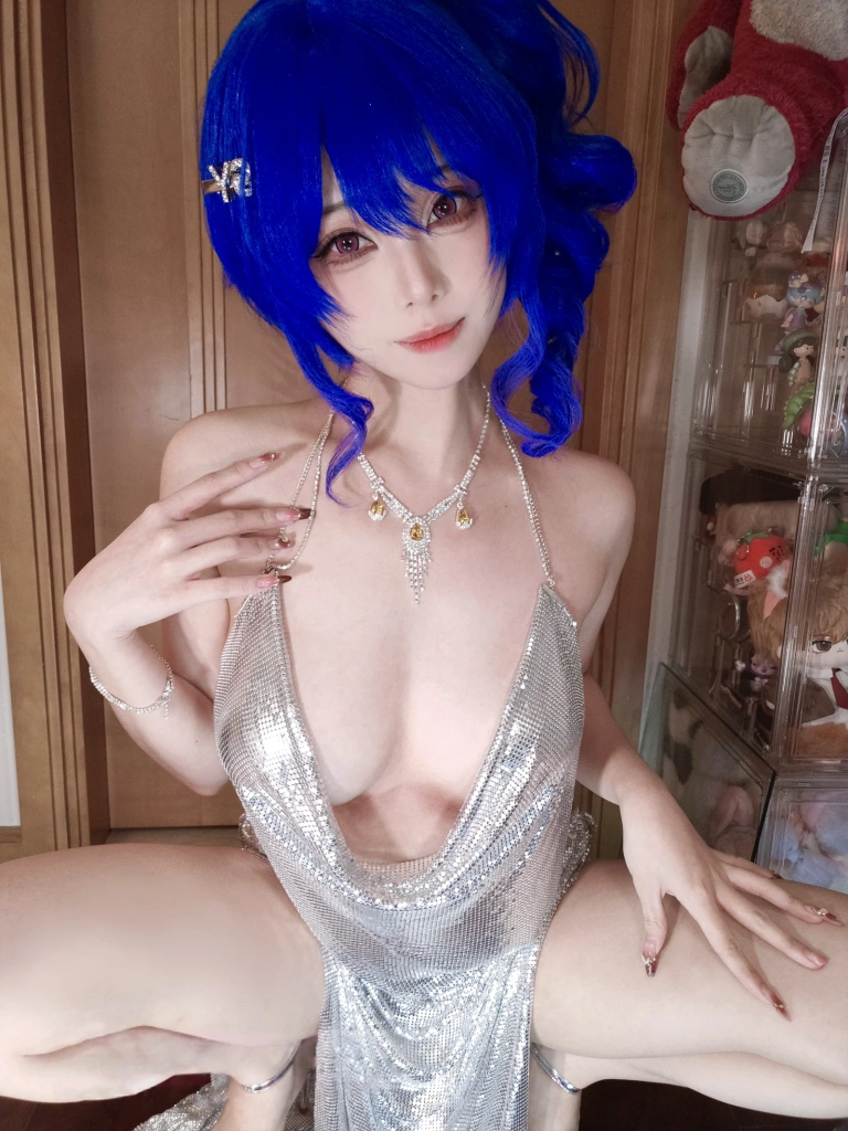 蜜汁猫裘《碧蓝航线 圣路易斯礼服自拍》主题写真：16张全套美图，含1个视频
