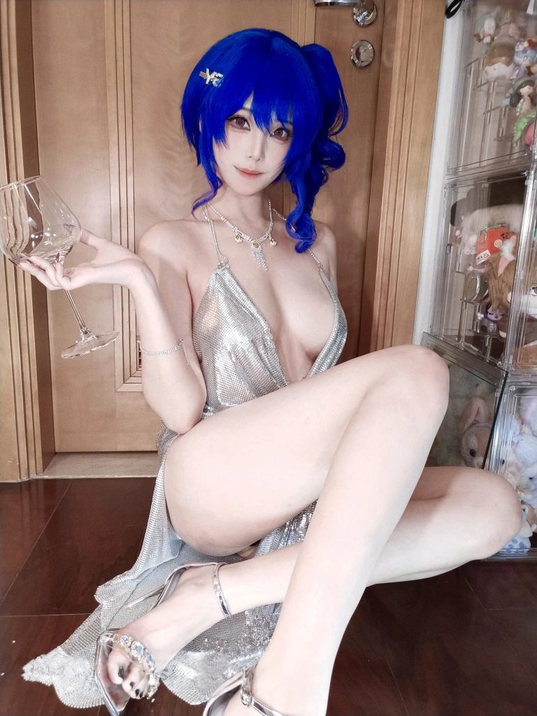 蜜汁猫裘《碧蓝航线 圣路易斯礼服自拍》主题写真：16张全套美图，含1个视频