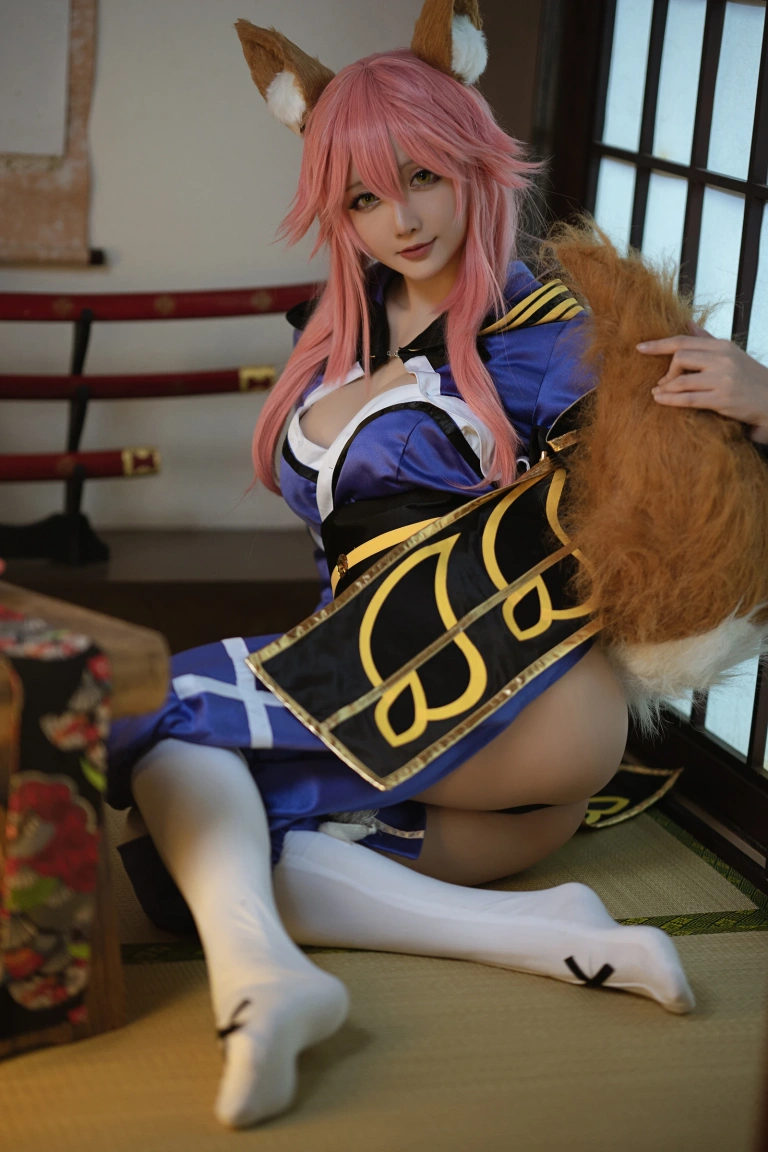 星之迟迟《《御主人様》 玉藻前忠犬蓄势待发》主题写真：25张全套美图