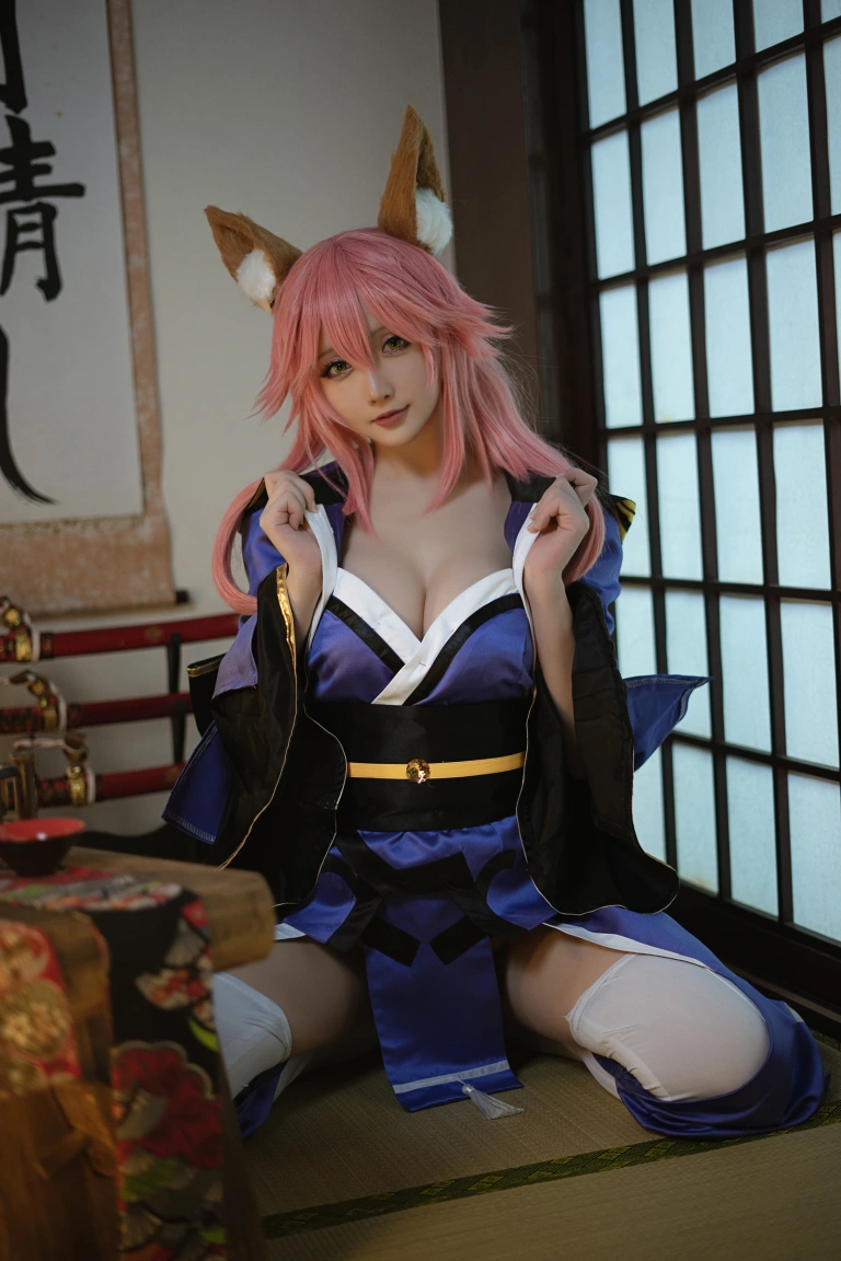 星之迟迟《《御主人様》 玉藻前忠犬蓄势待发》主题写真：25张全套美图