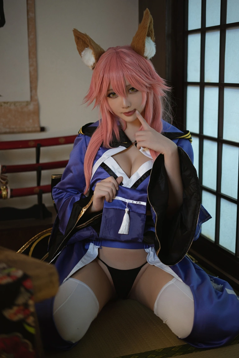星之迟迟《《御主人様》 玉藻前忠犬蓄势待发》主题写真：25张全套美图