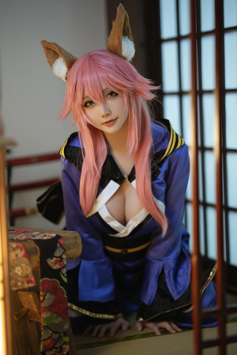 星之迟迟《《御主人様》 玉藻前忠犬蓄势待发》主题写真：25张全套美图