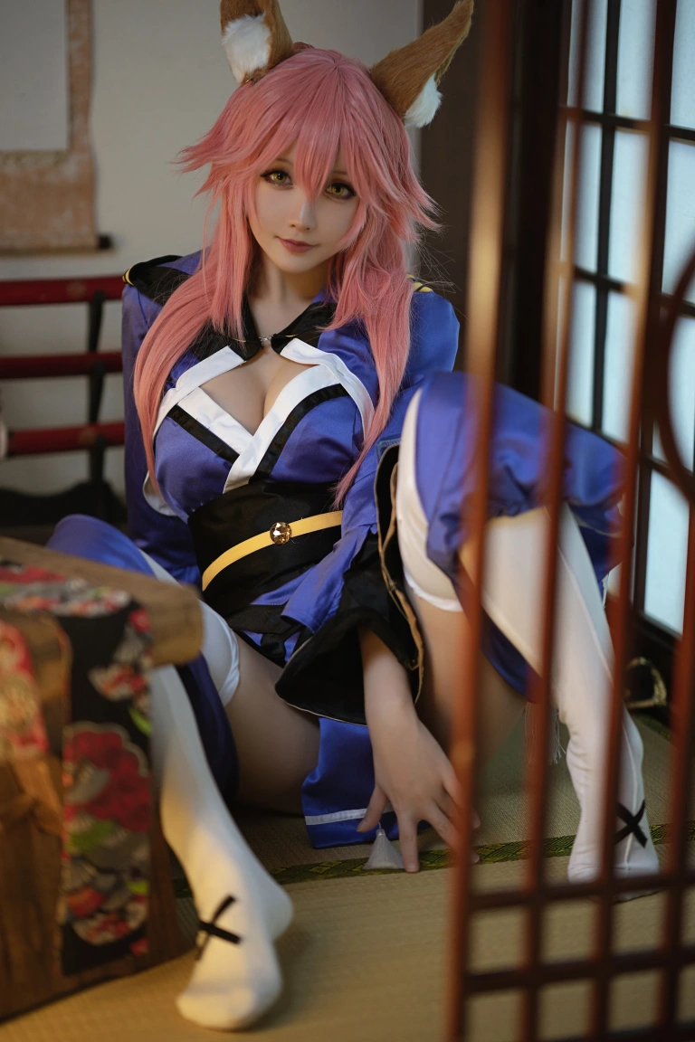 星之迟迟《《御主人様》 玉藻前忠犬蓄势待发》主题写真：25张全套美图