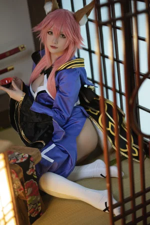 星之迟迟《《御主人様》 玉藻前忠犬蓄势待发》主题写真：25张全套美图