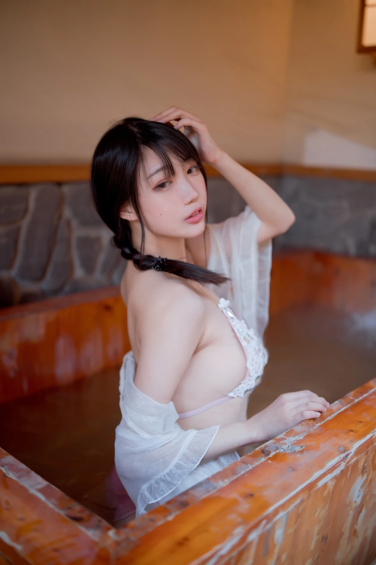周叽是可爱兔兔《温泉女友》主题写真：28张全套美图