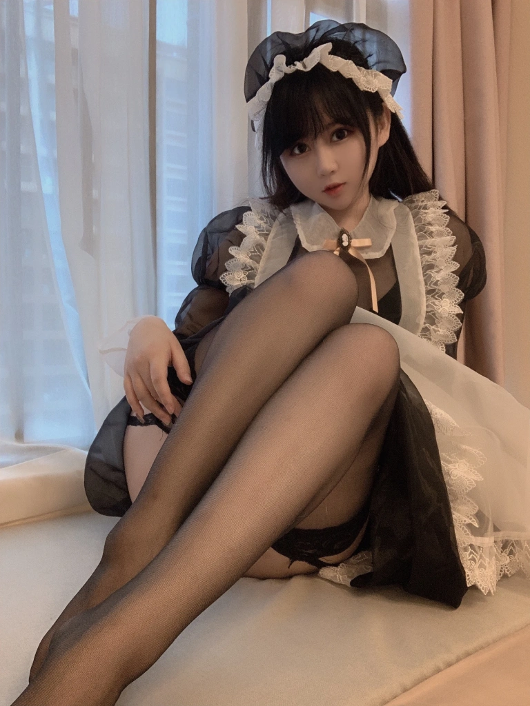 依酱《女仆自拍》主题写真：29张全套美图，含2个视频