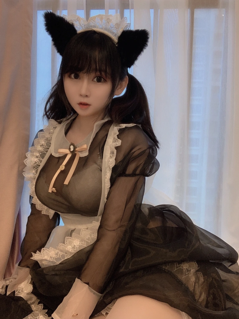 依酱《女仆自拍》主题写真：29张全套美图，含2个视频