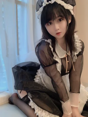 依酱《女仆自拍》主题写真：29张全套美图，含2个视频