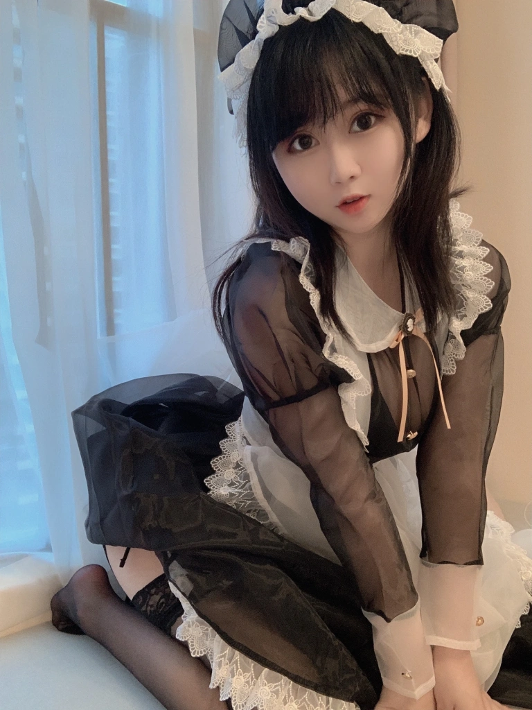 依酱《女仆自拍》主题写真：29张全套美图，含2个视频