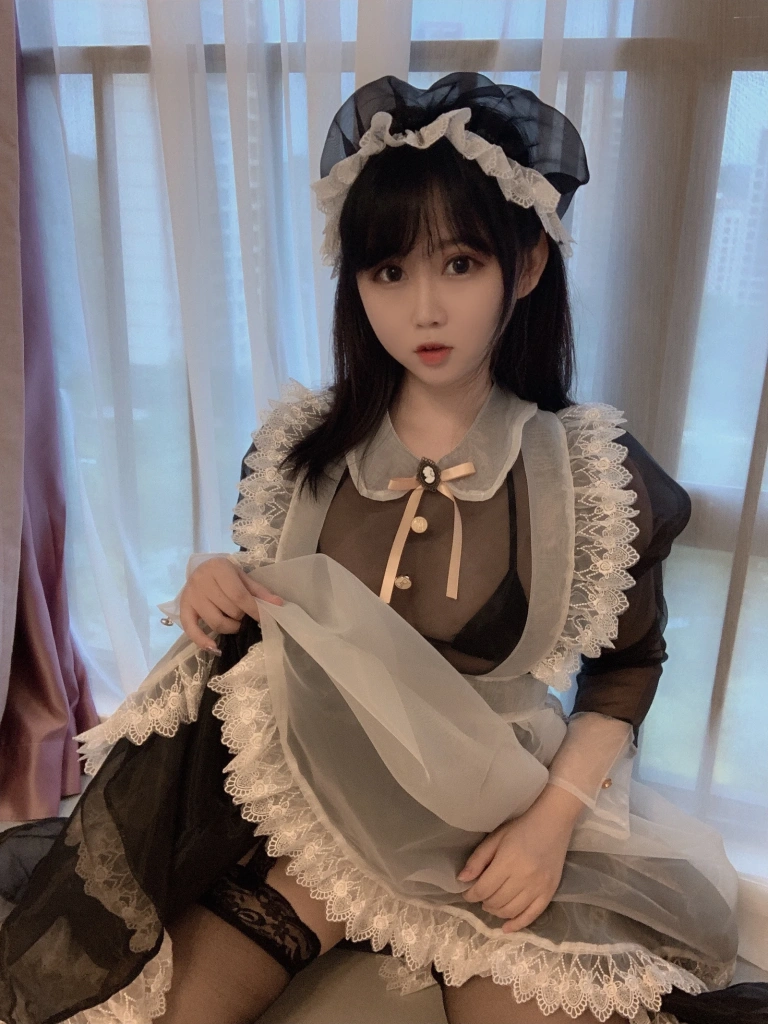 依酱《女仆自拍》主题写真：29张全套美图，含2个视频