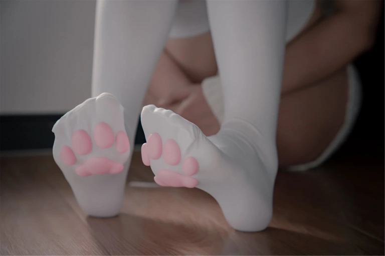 轩萧学姐《NO.11 – 猫爪袜》主题写真：40张全套美图