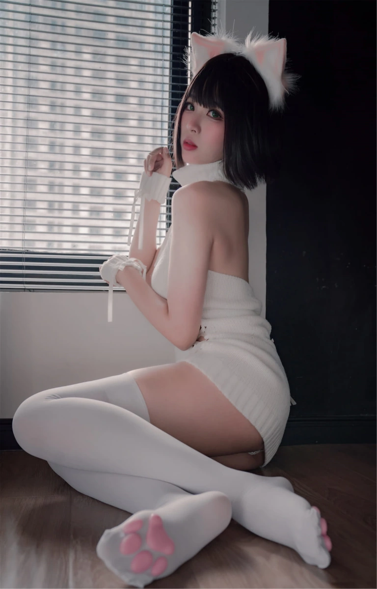 轩萧学姐《NO.11 – 猫爪袜》主题写真：40张全套美图