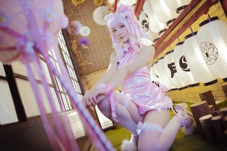 星之迟迟《《花鸟风月》 花与旗袍 粉》主题写真：20张全套美图