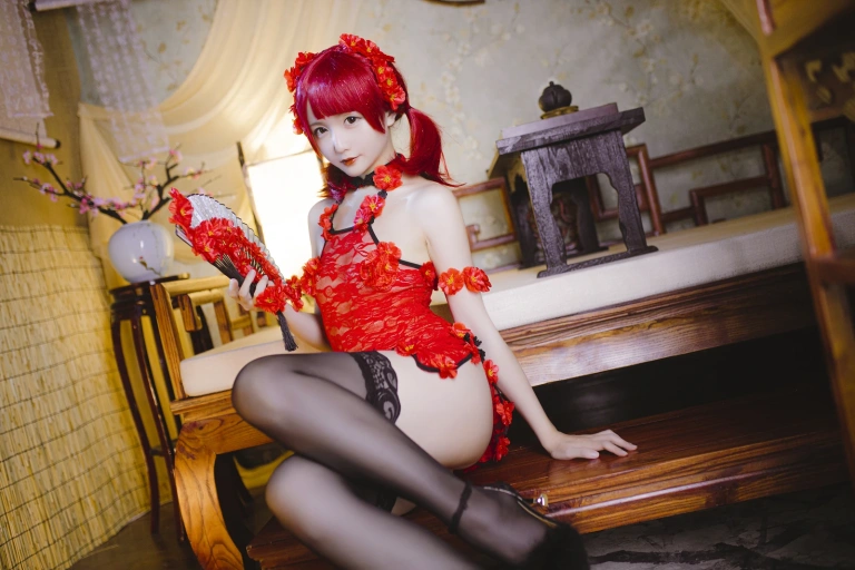星之迟迟《《花鸟风月》 花与旗袍 红》主题写真：20张全套美图
