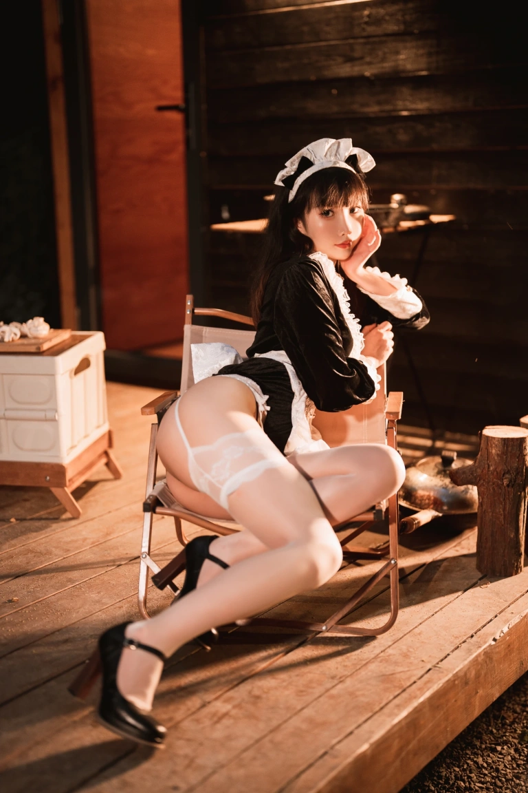 面饼仙儿《木屋女仆》主题写真：27张全套美图