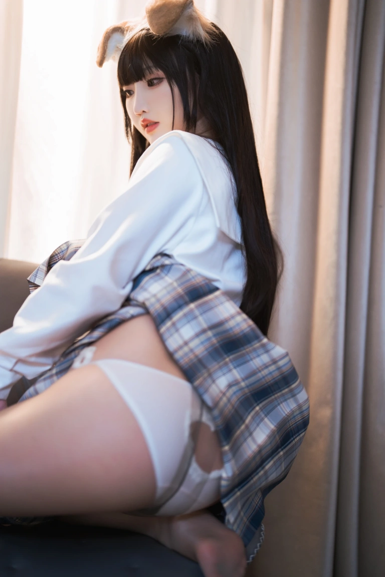 面饼仙儿《狗妹JK》主题写真：24张全套美图