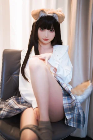 面饼仙儿《狗妹JK》主题写真：24张全套美图