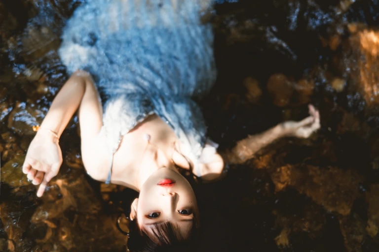 桜桃喵《沉溺》主题写真：19张全套美图