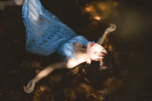 桜桃喵《沉溺》主题写真：19张全套美图