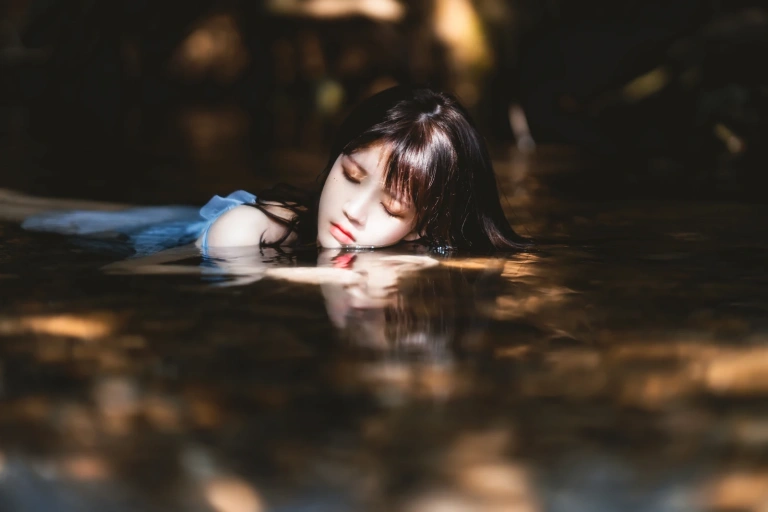 桜桃喵《沉溺》主题写真：19张全套美图