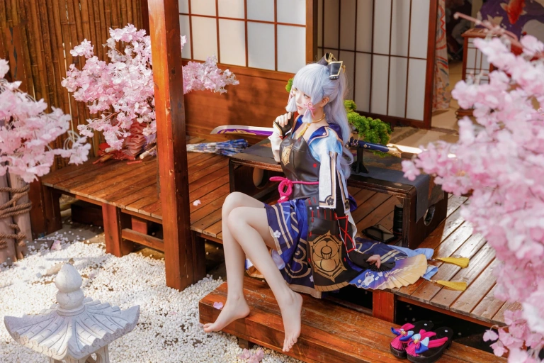 桜桃喵《神里绫华》主题写真：34张全套美图