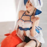 面饼仙儿《斯卡蒂泳装》主题写真：18张全套美图