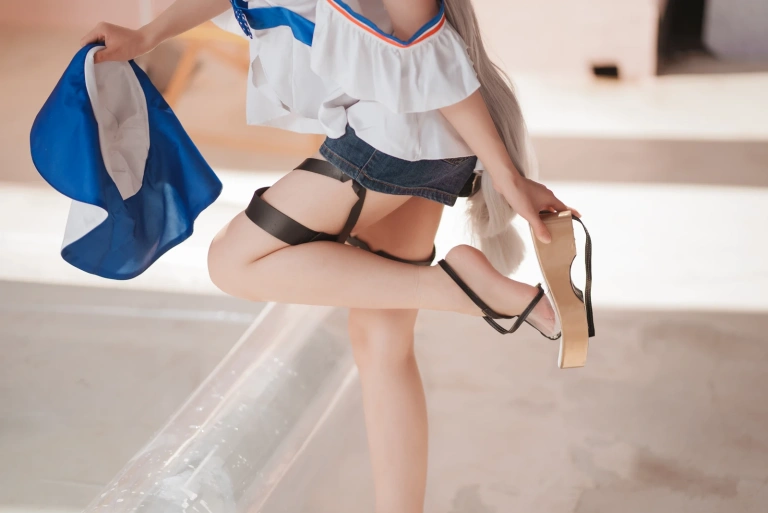面饼仙儿《斯卡蒂泳装》主题写真：18张全套美图