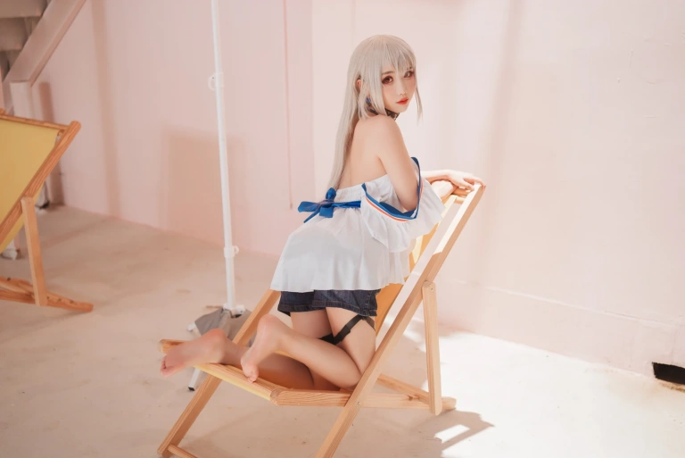 面饼仙儿《斯卡蒂泳装》主题写真：18张全套美图