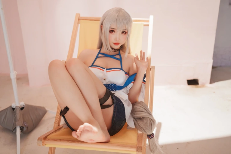 面饼仙儿《斯卡蒂泳装》主题写真：18张全套美图