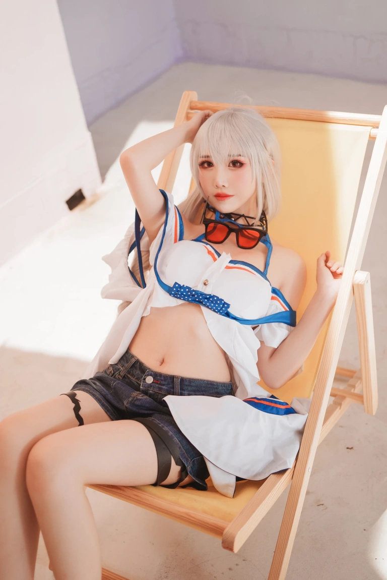 面饼仙儿《斯卡蒂泳装》主题写真：18张全套美图