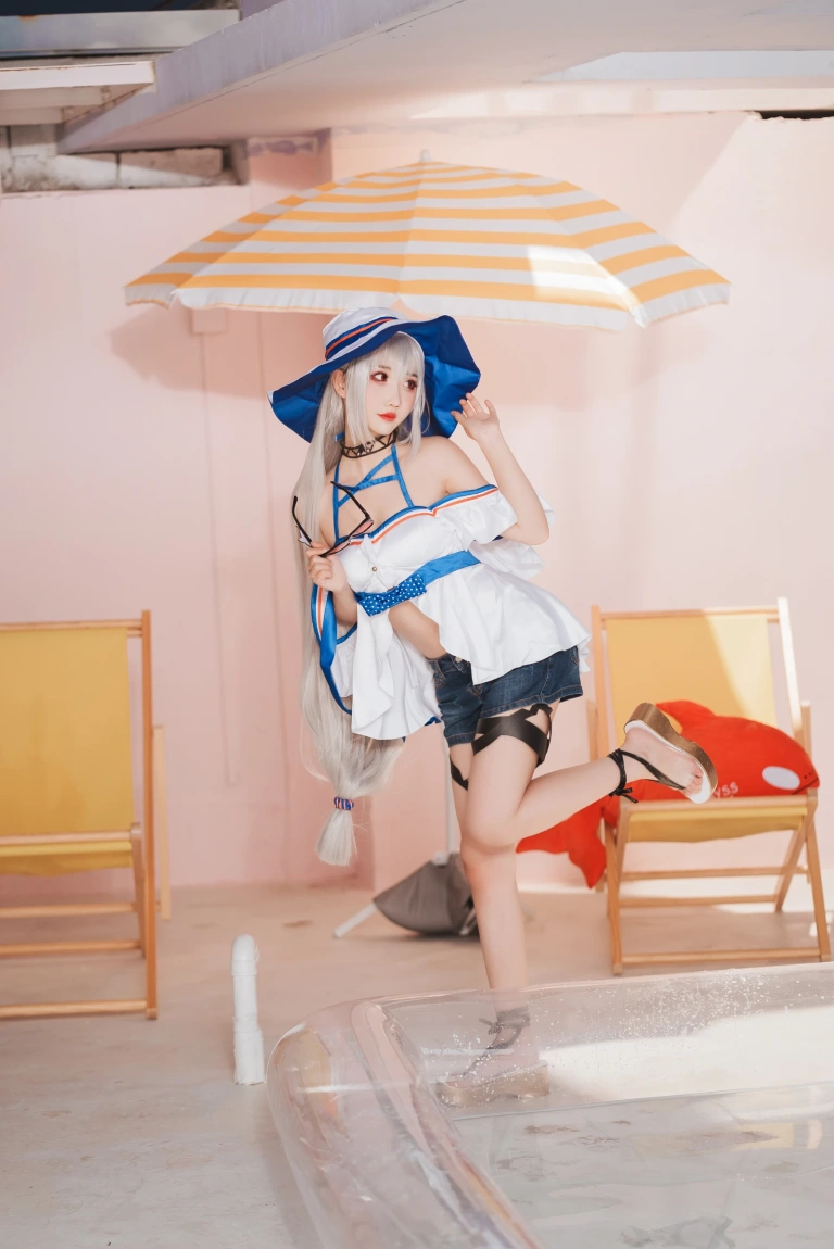 面饼仙儿《斯卡蒂泳装》主题写真：18张全套美图