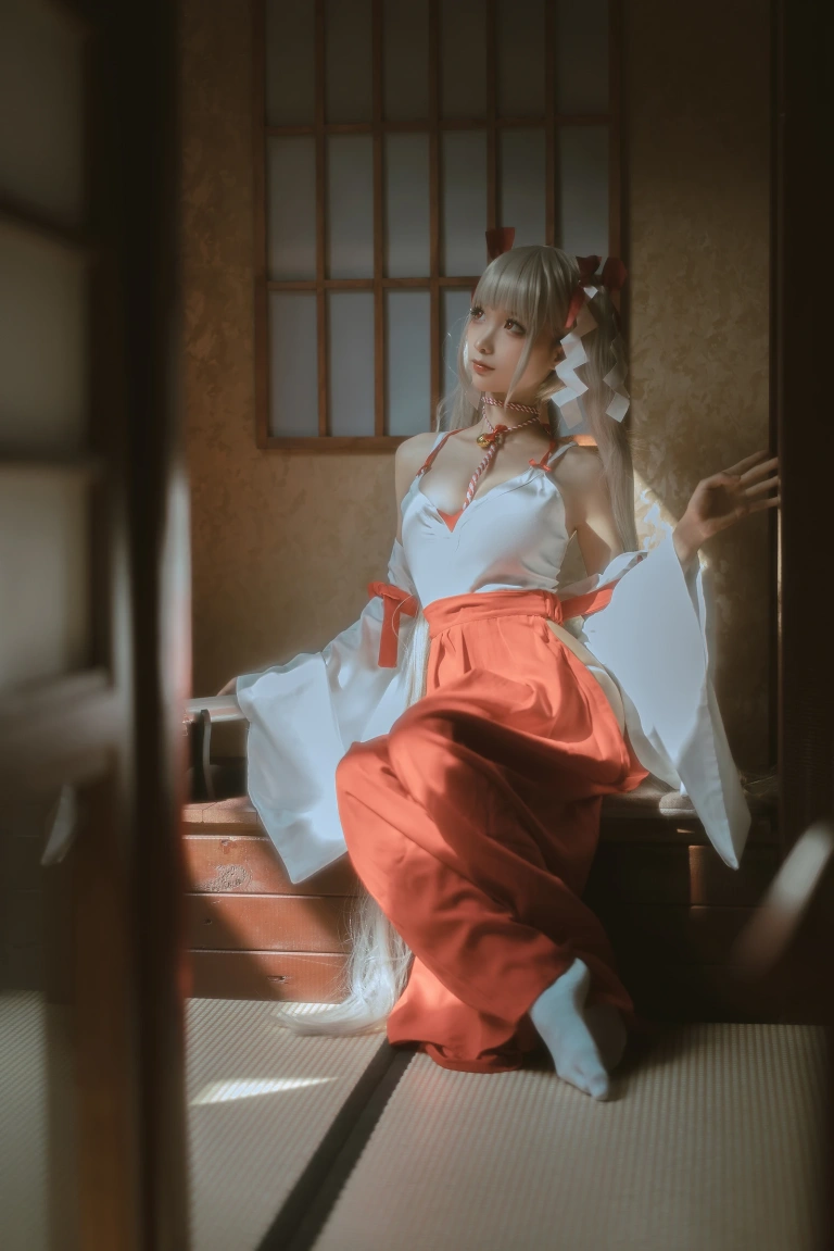 蠢沫沫《可畏 巫女》主题写真：55张全套美图