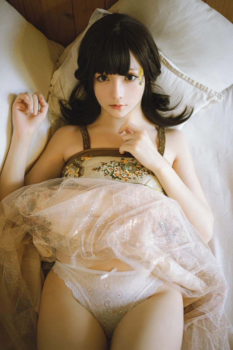 星之迟迟《《花鸟风月》 实体本赠送壁纸包》主题写真：26张全套美图