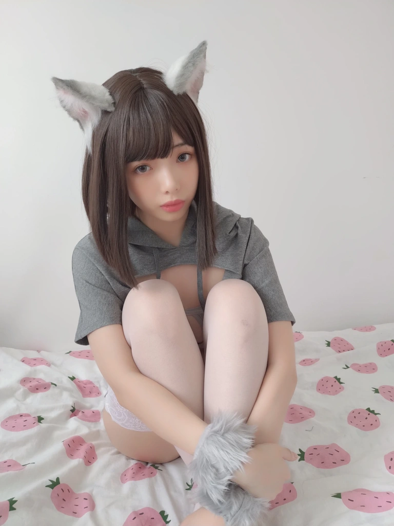雯仔不讲道理《灰色兽耳猫娘》主题写真：42张全套美图，含1个视频