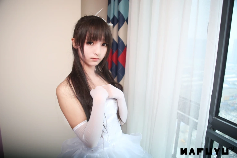 神楽坂真冬《婚纱系列》主题写真：71张全套美图