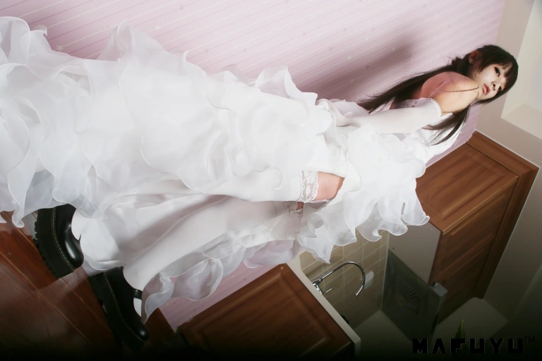 神楽坂真冬《婚纱系列》主题写真：71张全套美图