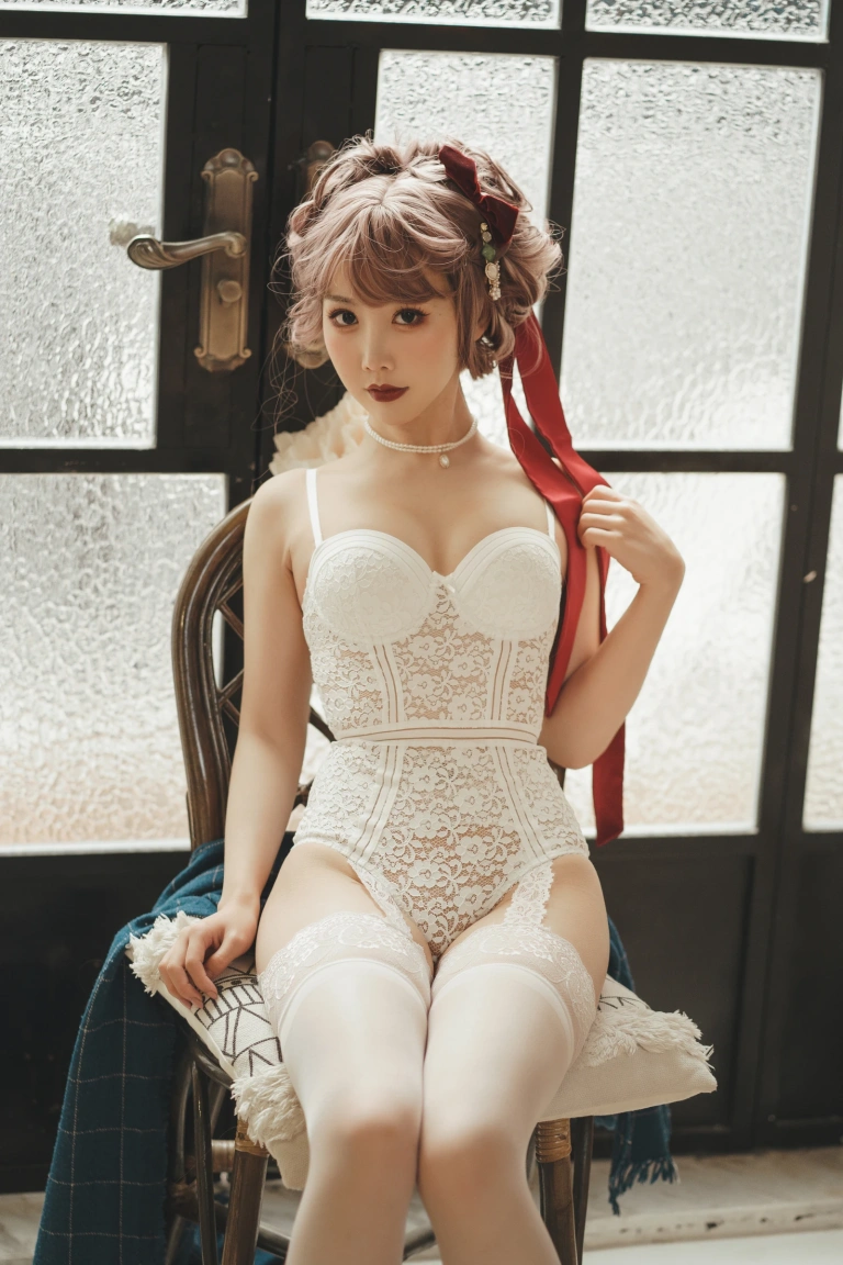 面饼仙儿《法式内衣》主题写真：48张全套美图