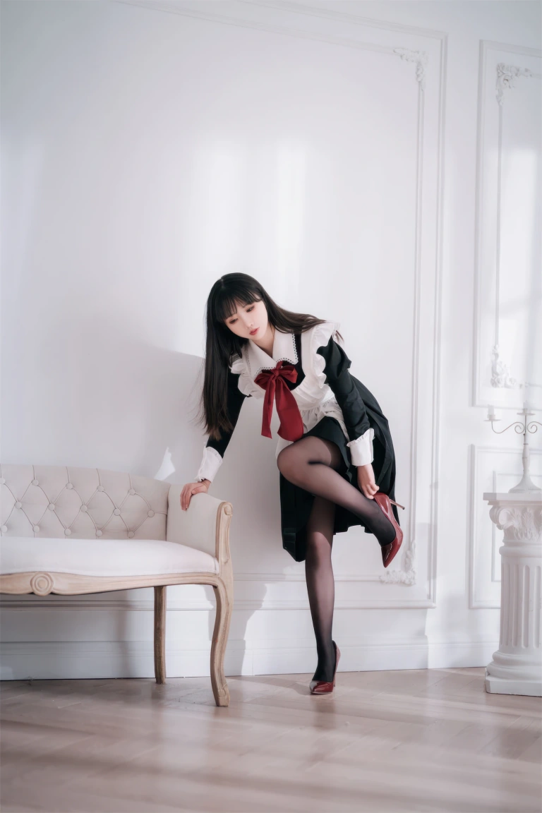 面饼仙儿《红高跟女仆》主题写真：30张全套美图