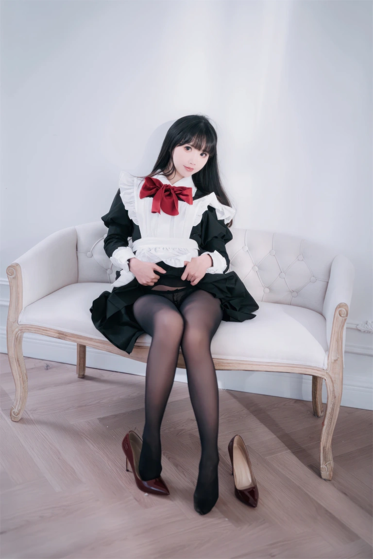 面饼仙儿《红高跟女仆》主题写真：30张全套美图