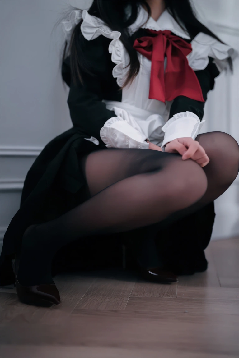 面饼仙儿《红高跟女仆》主题写真：30张全套美图