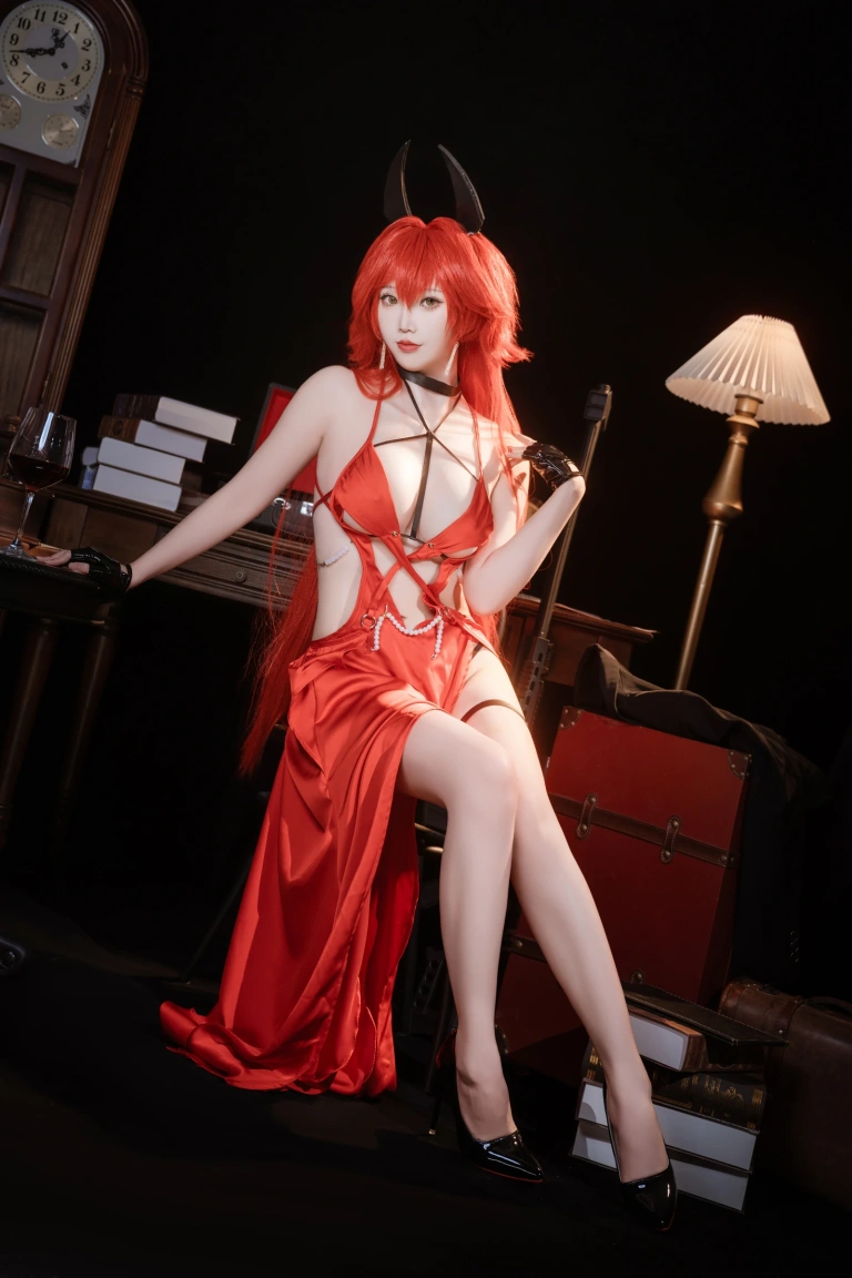 面饼仙儿《Nikke 小红帽礼服》主题写真：24张全套美图