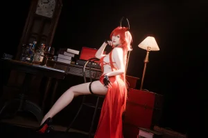 面饼仙儿《Nikke 小红帽礼服》主题写真：24张全套美图
