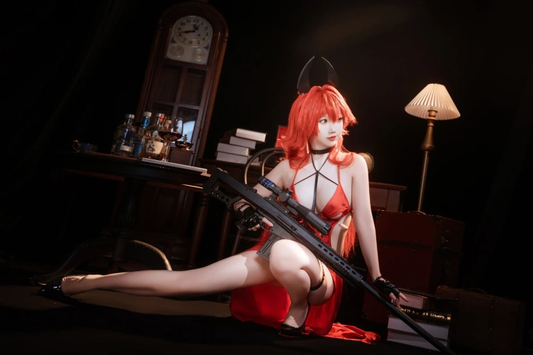 面饼仙儿《Nikke 小红帽礼服》主题写真：24张全套美图