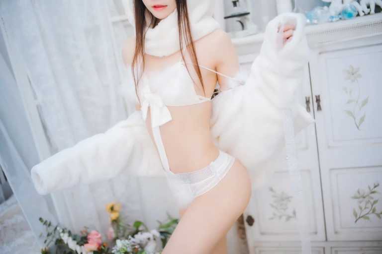 桜桃喵《小白兔》主题写真：97张全套美图