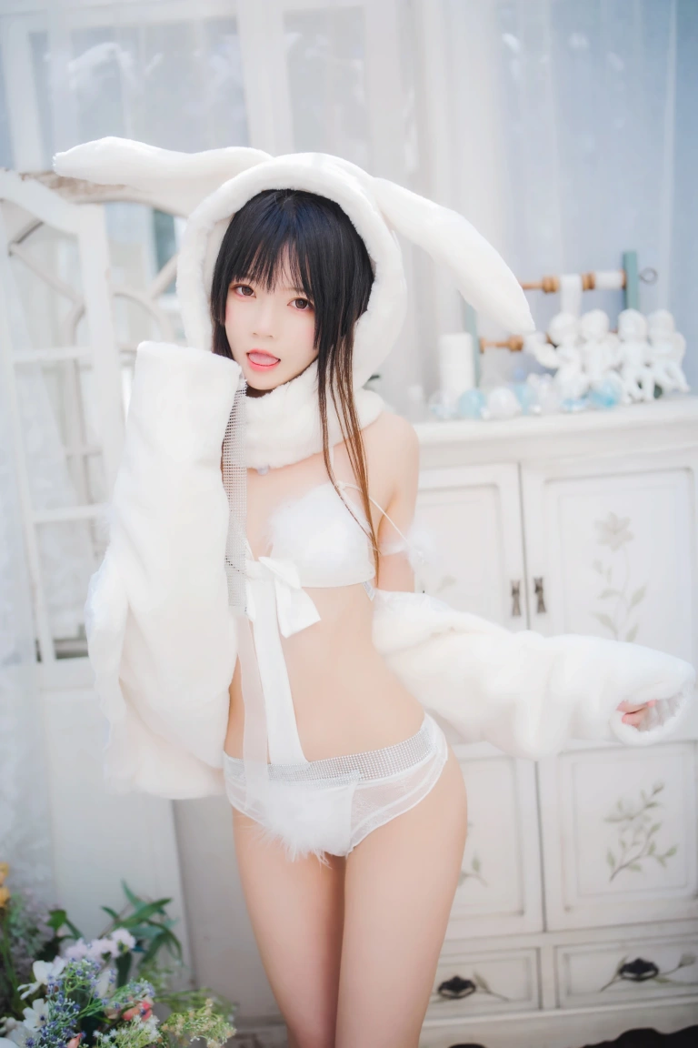 桜桃喵《小白兔》主题写真：97张全套美图
