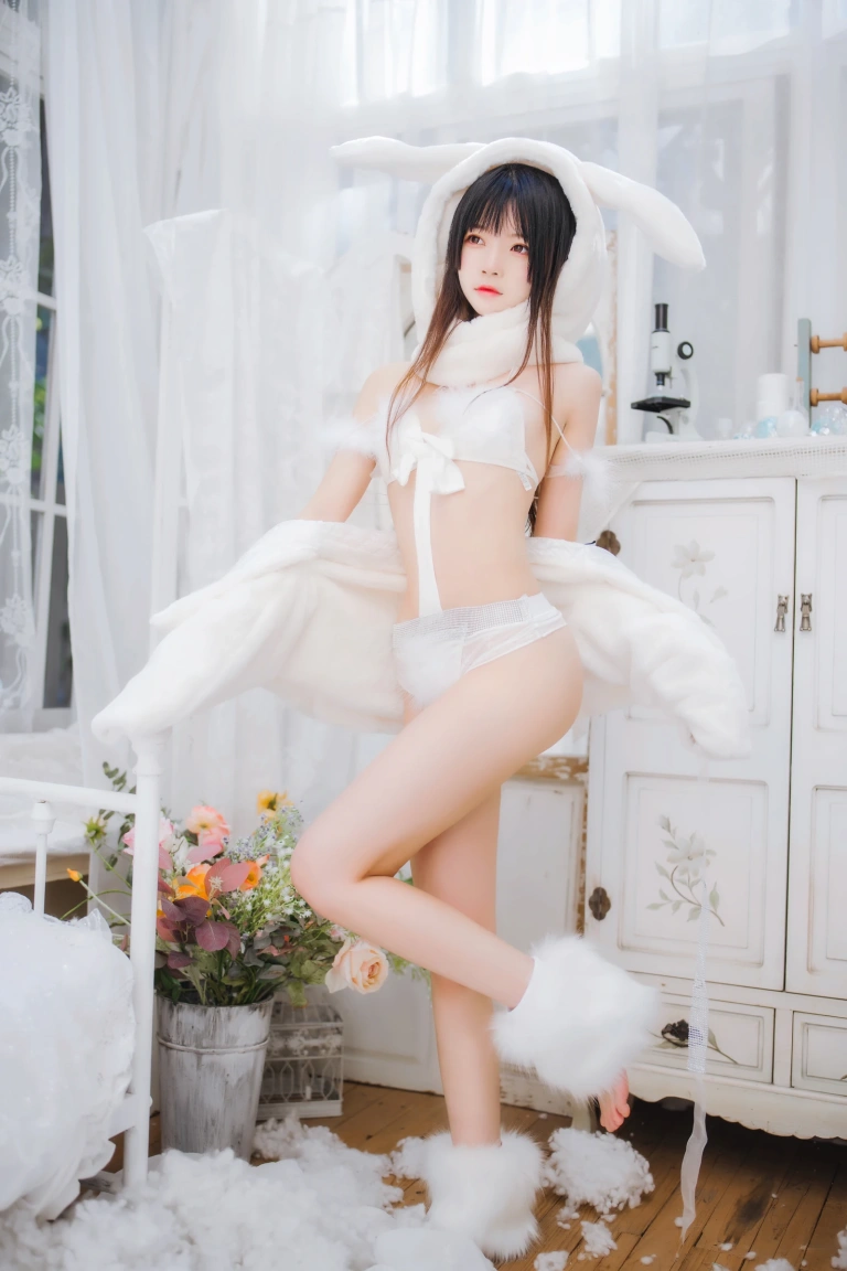 桜桃喵《小白兔》主题写真：97张全套美图