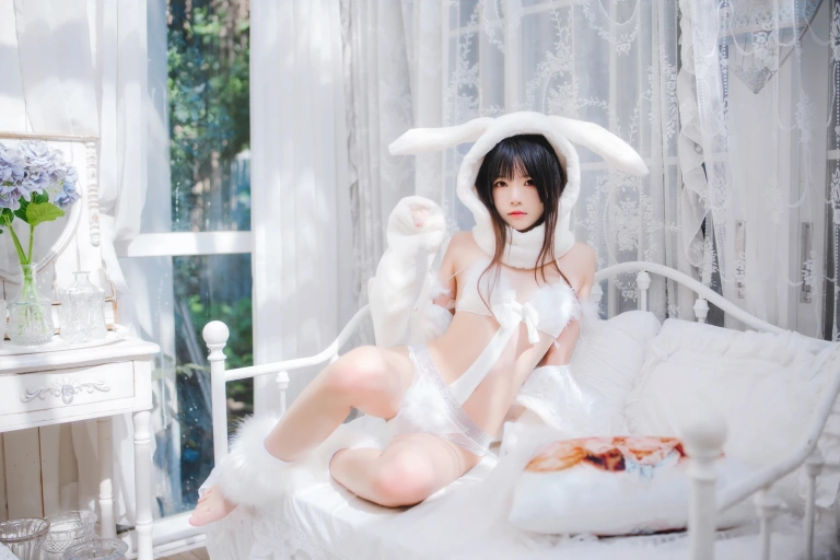 桜桃喵《小白兔》主题写真：97张全套美图