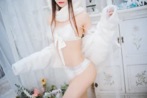 桜桃喵《小白兔》主题写真：97张全套美图
