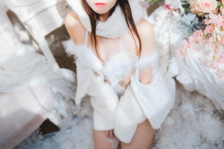桜桃喵《小白兔》主题写真：97张全套美图