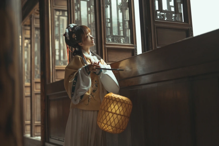 蠢沫沫《黄汉服》主题写真：9张全套美图